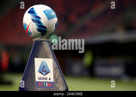 BOLOGNA, ITALIEN - 01. November: Nike Offizieller Ball und Logo der Lega Serie A, vor dem Spiel der Serie A zwischen dem FC Bologna und Cagliari Calcio im Stadio Renato Dall'Ara am 01. November 2021 in Bologna, Italien. (Foto nach MB-Medien) Stockfoto