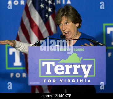 Fairfax, Virginia, USA. November 2021. RANDI WEINGARTEN, Präsident der American Federation of Teachers, spricht auf der Terry McAuliffe-Kundgebung am Vorabend der Wahl zum Gouverneur und zu anderen bundesweiten Ämtern in Virginia. (Foto: © Brian Cahn/ZUMA Press Wire) Stockfoto