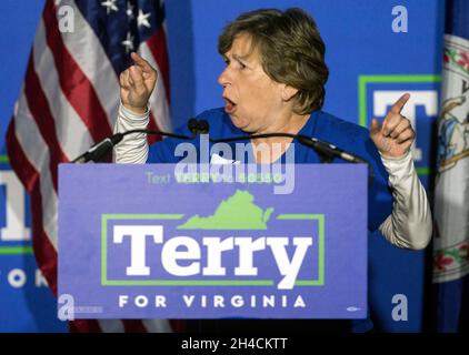 Fairfax, Virginia, USA. November 2021. RANDI WEINGARTEN, Präsident der American Federation of Teachers, spricht auf der Terry McAuliffe-Kundgebung am Vorabend der Wahl zum Gouverneur und zu anderen bundesweiten Ämtern in Virginia. (Foto: © Brian Cahn/ZUMA Press Wire) Stockfoto