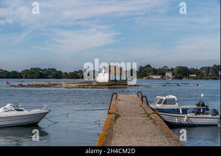 Ile de Saint-Cado, das berühmte Bauernhaus in der Mitte des Wassers isoliert Stockfoto