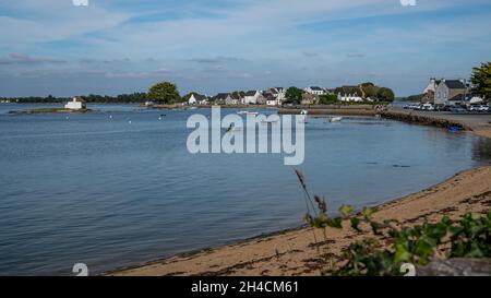 Ile de Saint-Cado, das berühmte Bauernhaus in der Mitte des Wassers isoliert Stockfoto
