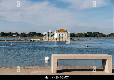 Ile de Saint-Cado, das berühmte Bauernhaus in der Mitte des Wassers isoliert Stockfoto