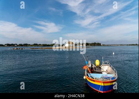 Ile de Saint-Cado, das berühmte Bauernhaus in der Mitte des Wassers isoliert Stockfoto
