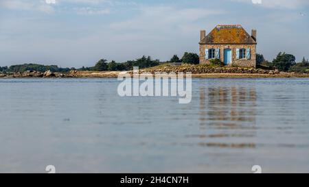 Ile de Saint-Cado, das berühmte Bauernhaus in der Mitte des Wassers isoliert Stockfoto