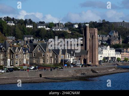 Ein Blick entlang der Küste von Oban, Schottland mit der Kathedrale von St. Columba und dem McCaig's Tower Stockfoto