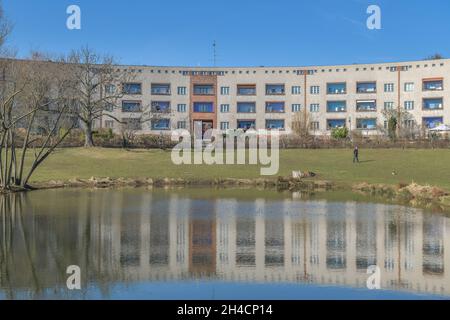 Wohnhäuser, Hufeisenteich, Lowise-Reuter-Ring, Hufeisensiedlung, Britz, Neukölln, Berlin, Deutschland Stockfoto