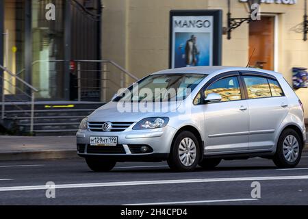 Moskau; Russland - 15. Oktober; 2021: Silber Volkswagen Golf Plus wird an einem warmen Herbsttag vor dem Hintergrund einer Straße auf der Straße geparkt Stockfoto