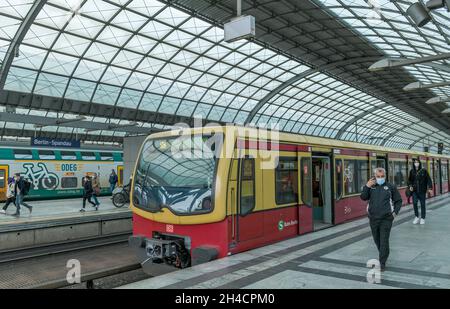 S-Bahn, Bahnhof Spandau, Berlin, Deutschland Stockfoto