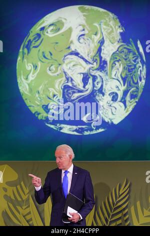 US-Präsident Joe Biden spricht bei der Leaders' Action on Forests and Land-Use Veranstaltung während des Cop26-Gipfels auf dem Scottish Event Campus (SEC) in Glasgow. Bilddatum: Dienstag, 2. November 2021. Stockfoto