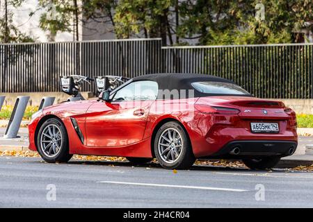 Moskau; Russland - 15. Oktober; 2021: Blauer BMW der Baureihe 2 steht an einem warmen Tag vor dem Hintergrund des Herbstparks auf der Straße Stockfoto