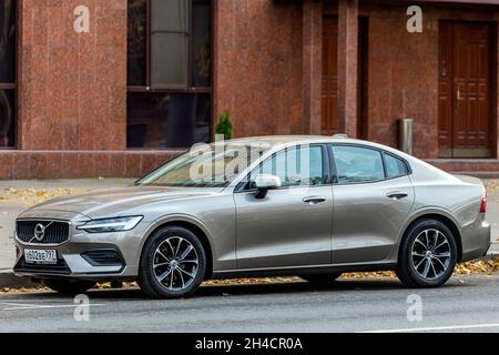 Moskau; Russland - 15. Oktober; 2021: Der graue Volvo S60 steht an einem warmen Tag vor dem Hintergrund des Baus auf der Straße Stockfoto