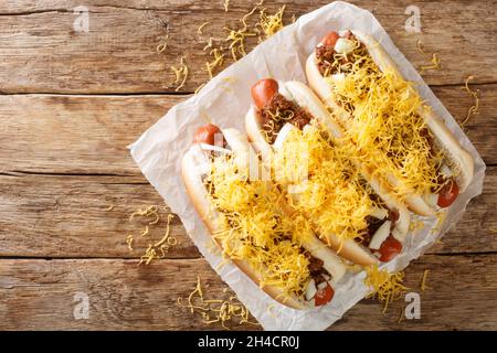 American Cincinnati Chili Hot Dog Nahaufnahme in der Zeitung auf dem Tisch. Horizontale Draufsicht von oben Stockfoto