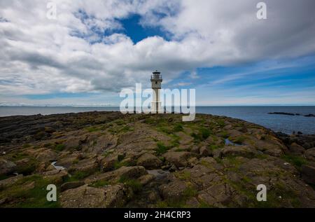 Schöner Leuchtturm, Leuchtfeuer in Island in der Nähe des Meeres, bei herrlichem sonnigen Wetter, Reise-Foto-Tipp, Reisen um die Welt, Akranes Stockfoto