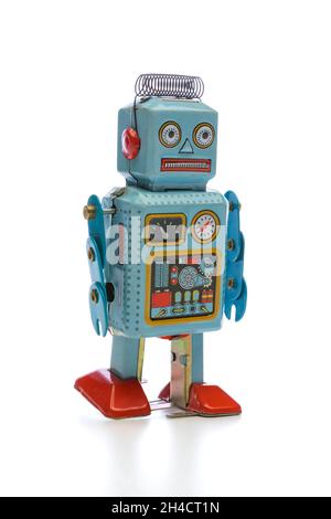 Retro Spielzeug Zinn Roboter gehen auf weißem Hintergrund Stockfoto