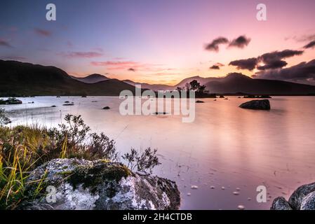 Sonnenuntergang auf Lochan na h-Achlaise, Rannoch Moor, Glencoe, Schottland Stockfoto