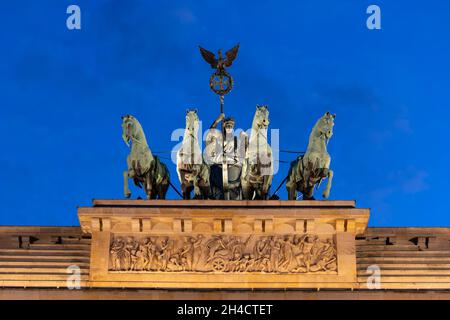 Quadriga des Brandenburger Tors bei Nacht in der Stadt Berlin, Deutschland. Statue mit Wagen, gezeichnet von vier Pferden von Victoria, der römischen Siegesgöttin. Stockfoto