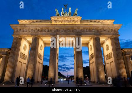 Das Brandenburger Tor erleuchtete nachts in der Stadt Berlin, Deutschland, Denkmal im neoklassizistischen Stil mit Quadriga auf der Oberseite. Stockfoto