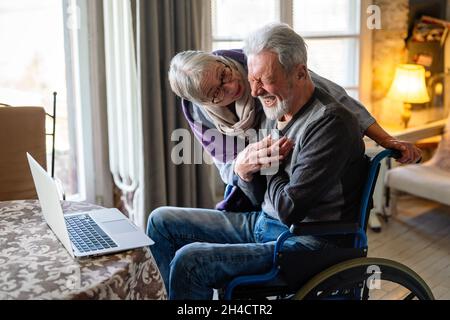 Gerne romantische senior Paar umarmen und genießen den Ruhestand zu Hause Stockfoto