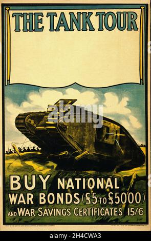 Ein Vintage-Werbeplakat um 1918 für Kriegssparzertifikate und nationale Kriegsanleihen, herausgegeben vom Scottish war Savings Committee, mit einer Illustration eines britischen Panzers mit dem Titel „The Tank Tour“. Kriegsanleihen und Sparzertifikate wurden zur Finanzierung militärischer Operationen und anderer Ausgaben während des Ersten Weltkriegs verwendet. Stockfoto