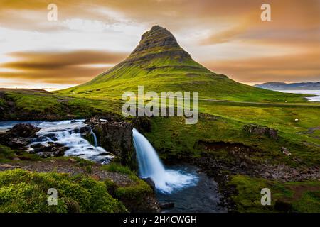 Kirkjufell in Island, der schönste Berg Islands bei herrlichem Sonnenuntergang mit Wasserfall Kirkjufellsfoss (Grundarfjorour) Stockfoto