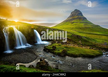 Kirkjufell in Island, der schönste Berg Islands bei herrlichem Sonnenuntergang mit Wasserfall Kirkjufellsfoss (Grundarfjorour) Stockfoto