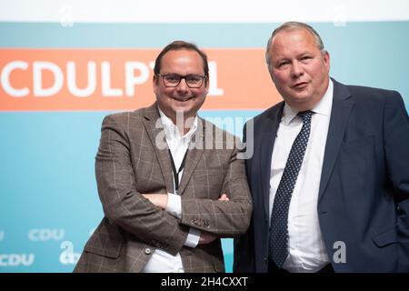 Von links nach rechts Thomas KUFEN, CDU, Oberbürgermeister von Essen, Josef HOVENJUERGEN, HovenjÃ rgen, Generalsekretär der CDU NRW, 43. Landesparteienkonferenz der CDU Nordrhein-Westfalen in Bielefeld, 23. Oktober 2021. Â Stockfoto