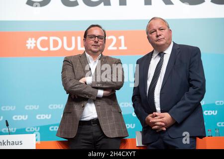 Von links nach rechts Thomas KUFEN, CDU, Oberbürgermeister von Essen, Josef HOVENJUERGEN, HovenjÃ rgen, Generalsekretär der CDU NRW, 43. Landesparteienkonferenz der CDU Nordrhein-Westfalen in Bielefeld, 23. Oktober 2021. Â Stockfoto