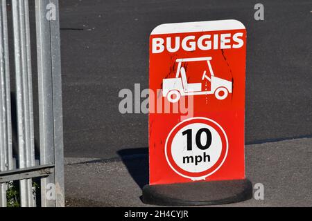 Ein Sicherheitsschild, das besagt, dass Buggys nicht schneller als 10 Meilen pro Stunde fahren sollten Stockfoto