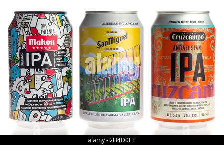 Dosen spanischer Mahou-, San Miguel- und Cruzcampo IPA-Biere isoliert auf weißem Hintergrund Stockfoto