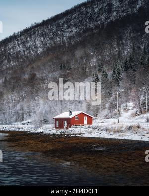 Ein typisches rotes und farbenfrohes Ferienhaus der norwegischen Kultur und Architektur in Norwegen Stockfoto