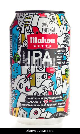 Dose mit spanischem Mahou Session IPA Bier isoliert auf weißem Hintergrund Stockfoto