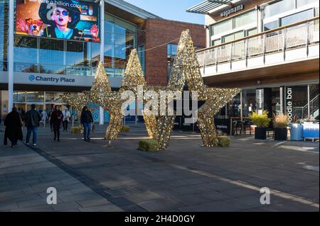 Drei riesige weihnachtssterne vor dem Eingang der Chantry Place Mall, ehemals Chapelfield Shopping Mall. Stockfoto