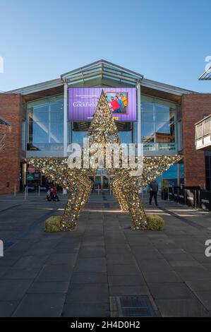 Drei riesige weihnachtssterne vor dem Eingang der Chantry Place Mall, ehemals Chapelfield Shopping Mall. Stockfoto