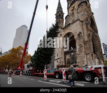 Berlin, Deutschland. November 2021. Mit Hilfe eines Krans wird der Weihnachtsbaum an der Gedächtniskirche aufgesetzt. Quelle: Paul Zinken/dpa/Alamy Live News Stockfoto