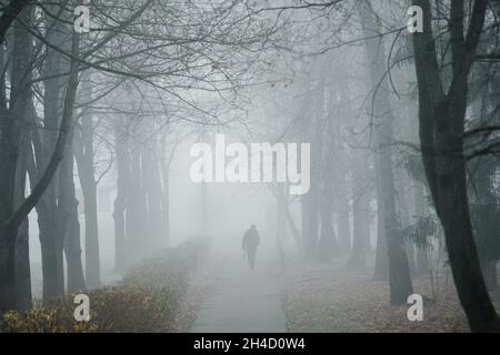 Eine verlassene Gasse in Obninsk im Spätherbst im Nebel Stockfoto