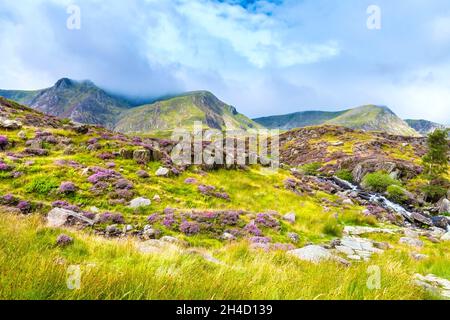 Wunderschöne Berglandschaft auf dem Weg zum Gipfel des Glyder Fawr im Cwm Idwal Nature Reserve, Snowdonia, Wales, Großbritannien Stockfoto