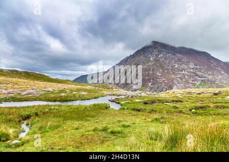 Pen Yr Ole Wen Berg und ein Gebirgsbach aus Sicht des Cwm Idwal Nature Reserve, Snowdonia, Wales, Großbritannien Stockfoto