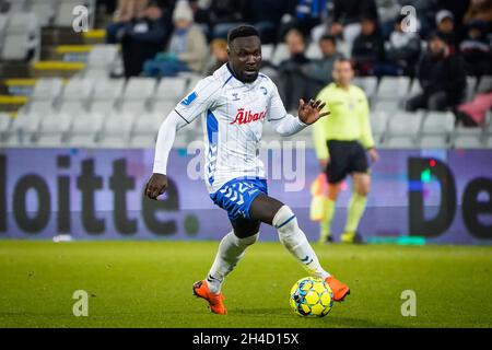 Odense, Dänemark. November 2021. Moses Opondo (25) von ob beim 3F Superliga-Spiel zwischen Odense Boldklub und Aarhus GF im Nature Energy Park in Odense. (Foto: Gonzales Photo/Alamy Live News Stockfoto