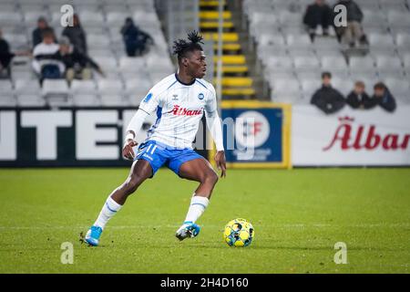 Odense, Dänemark. November 2021. Emmanuel Sabbi (11) von ob beim 3F Superliga-Spiel zwischen Odense Boldklub und Aarhus GF im Nature Energy Park in Odense. (Foto: Gonzales Photo/Alamy Live News Stockfoto