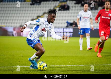 Odense, Dänemark. November 2021. Emmanuel Sabbi (11) von ob beim 3F Superliga-Spiel zwischen Odense Boldklub und Aarhus GF im Nature Energy Park in Odense. (Foto: Gonzales Photo/Alamy Live News Stockfoto