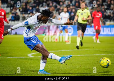 Odense, Dänemark. November 2021. Emmanuel Sabbi (11) von ob beim 3F Superliga-Spiel zwischen Odense Boldklub und Aarhus GF im Nature Energy Park in Odense. (Foto: Gonzales Photo/Alamy Live News Stockfoto