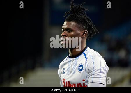 Odense, Dänemark. November 2021. Emmanuel Sabbi (11) von ob beim 3F Superliga-Spiel zwischen Odense Boldklub und Aarhus GF im Nature Energy Park in Odense. (Foto: Gonzales Photo/Alamy Live News Stockfoto