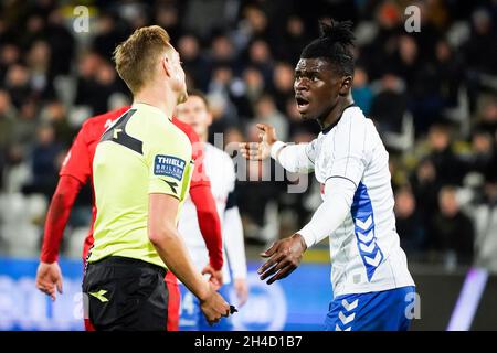 Odense, Dänemark. November 2021. Emmanuel Sabbi (11) von ob beim 3F Superliga-Spiel zwischen Odense Boldklub und Aarhus GF im Nature Energy Park in Odense. (Foto: Gonzales Photo/Alamy Live News Stockfoto