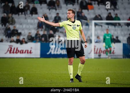 Odense, Dänemark. November 2021. Schiedsrichter Mikkel Redder beim 3F Superliga-Spiel zwischen Odense Boldklub und Aarhus GF im Nature Energy Park in Odense gesehen. (Foto: Gonzales Photo/Alamy Live News Stockfoto