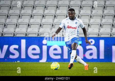 Odense, Dänemark. November 2021. Moses Opondo (25) von ob beim 3F Superliga-Spiel zwischen Odense Boldklub und Aarhus GF im Nature Energy Park in Odense. (Foto: Gonzales Photo/Alamy Live News Stockfoto