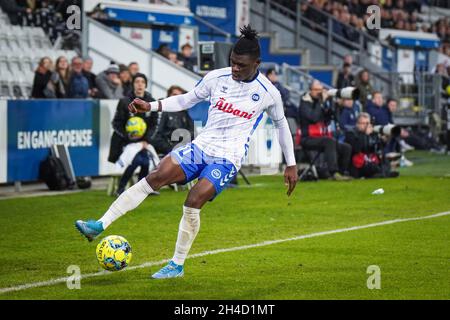 Odense, Dänemark. November 2021. Emmanuel Sabbi (11) von ob beim 3F Superliga-Spiel zwischen Odense Boldklub und Aarhus GF im Nature Energy Park in Odense. (Foto: Gonzales Photo/Alamy Live News Stockfoto