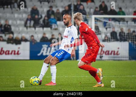 Odense, Dänemark. November 2021. Issam Jebali (7) von ob beim 3F Superliga-Spiel zwischen Odense Boldklub und Aarhus GF im Nature Energy Park in Odense. (Foto: Gonzales Photo/Alamy Live News Stockfoto