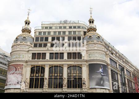 Paris, Frankreich - 25. März 2016: Printemps-Gebäude in Paris. Printemps ist eine französische Kaufhauskette Stockfoto