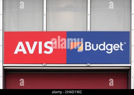 Billund, Dänemark - 20. Februar 2019: Logos von Avis und Budget-Autovermietungen an einer Wand Stockfoto