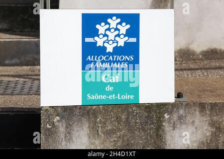 Macon, Frankreich - 15. März 2020: Caisse d'Allokation familiales des Departements Saône-et-Loire oder CAF ist der Familienzweig der französischen Sozialversicherung Stockfoto
